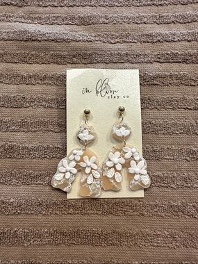 Handmade Floral Clay Dangle Earrings in Beige and White. NWT